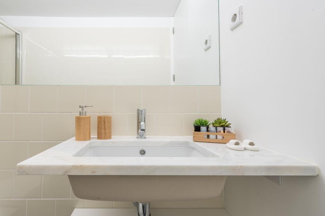 Lovelystay - Windows With Ac By Station Oporto